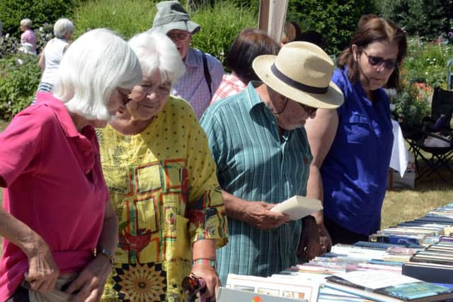 ks180334-5 Felpham Fete  phot kate The book stall.ks180334-5 SUS-180714-221213008