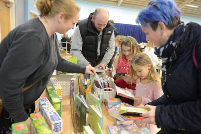 ks190051-2 Selsey Cake  Sale
A busy Usborne book stall at the event.
ks190051-2 SUS-190202-183622008