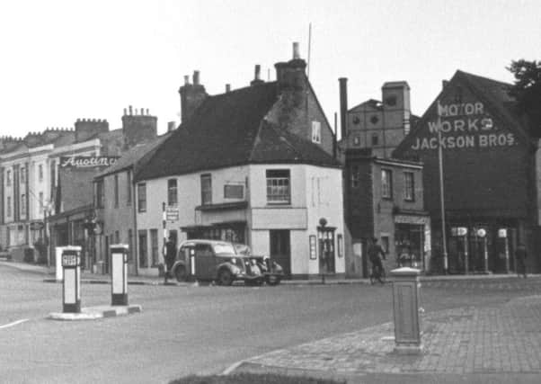 Potters Corner leading to London Road SUS-140516-113635001