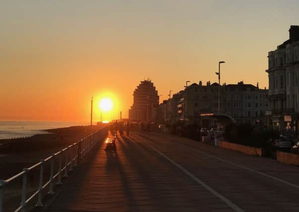 Seafront sun SUS-191104-073145001