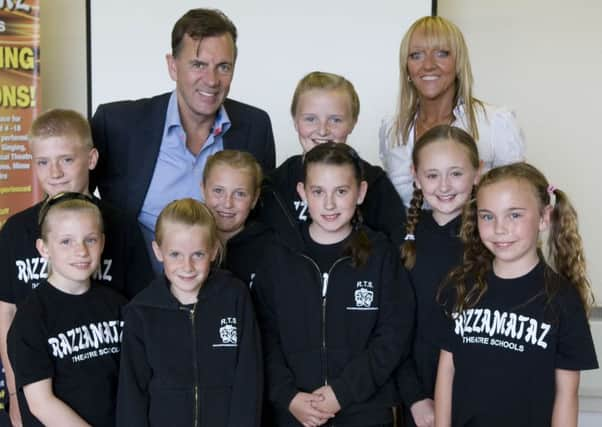 Razzamataz Founder Denise Gosney and Dragon Dens Duncan Bannatyne with Razzamataz students SUS-190508-144248001