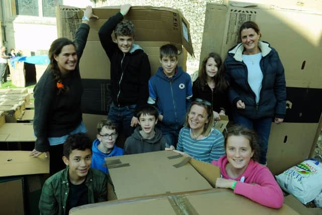 ks190574-5 Stonepillow Sleep Out  phot kate
Bosham Youth group making their shelter.ks190574-5 SUS-191019-223107008