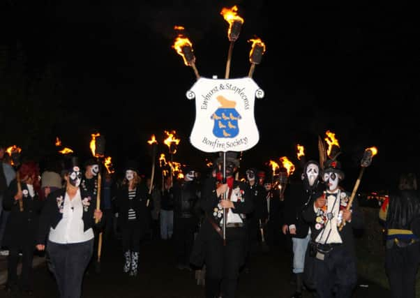 Staplecross Bonfire
31.10.09.
AH45504g
Photo by: TONY COOMBES PHOTOGRAPHY