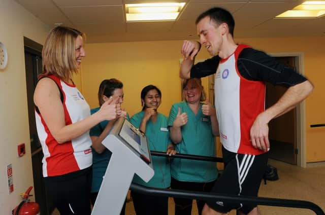 w02514h13


Brighton Maraton Runners at Queen Alexandra Hospital Home on Thursday. runner Angela Ireland, Amy Ferguson Kanitha Venkatesan and Lisa Shukers from the Home and runner Chris Forrest