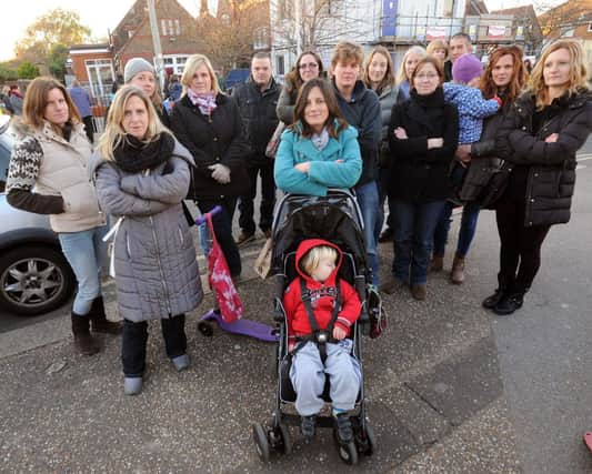 W48877H13

Parents out side Elm Grove First School Protesting about the new catchment area
