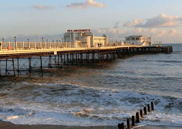 W02536H13  Worthing Pier