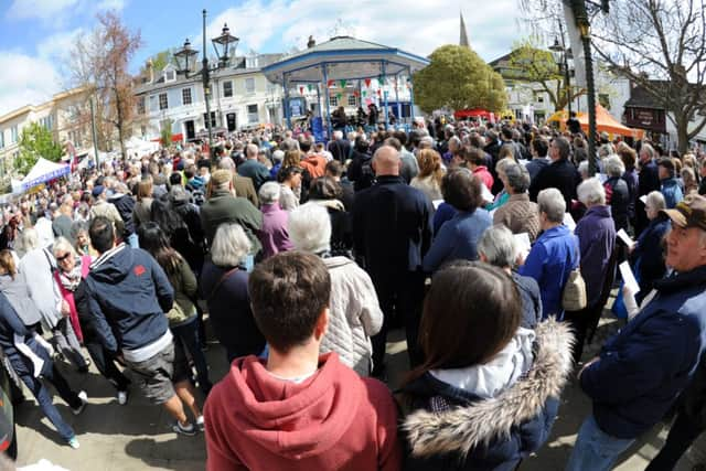 JPCT 180414 S14170586x Horsham. Piazza Italia. Horsham churches service in Carfax -photo by Steve Cobb SUS-140418-114716001