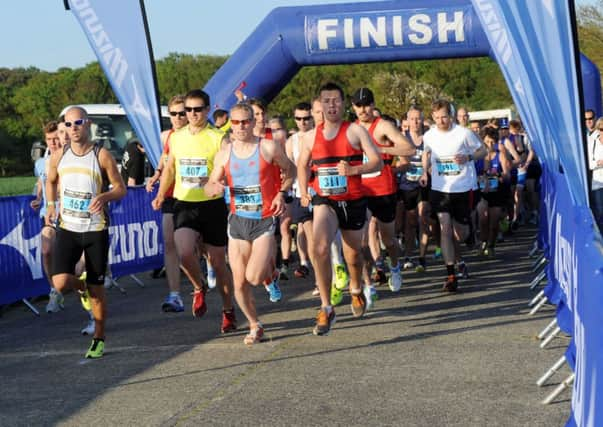 W24172H13 Worthing Harriers 10K Road Race. Goring Gap. Start of the race