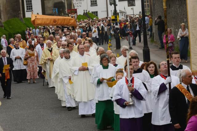 The procession underway from Arundel Cathedral   L25613H14