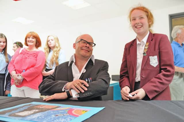 Harry Hill Presents Awards for CRUK Art Competition.
Sussex Coast College, Hastings.
Pictures by: TONY COOMBES PHOTOGRAPHY
Comedian Harry Hill signs autographs SUS-140707-072228001