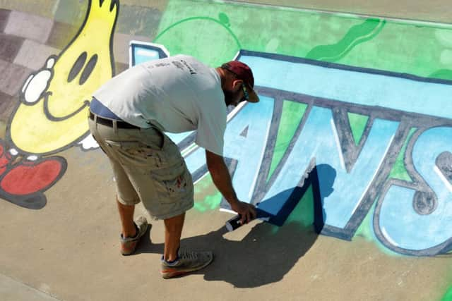 L30527H14

Students From Angmering School and their Graffiti art at the Village Skate Park SUS-140724-171729001