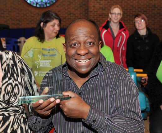 W04031H14-CommunityStarsAwards

Community Stars Awards. Entertainer and TV presenter, Dave Benson-Phillips, is presented a Community Stars Awards 2013, for his work entertaining the children at the Maybridge Children's Centre in Goring. ENGSUS00120140124173213