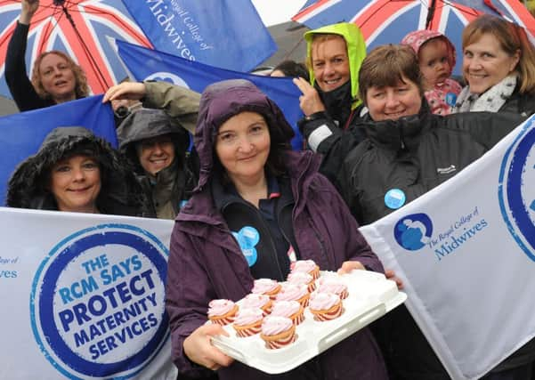 JPCT 131014 S14430364x  Midwives protest outside of Horsham hospital, Hurst Road -photo by Steve Cobb SUS-141013-111010001