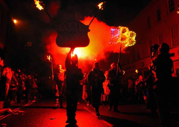 Battle Bonfire 2013, Battle, East Sussex.
02.11.13.
Pictures by: TONY COOMBES PHOTOGRAPHY SUS-140930-151631001