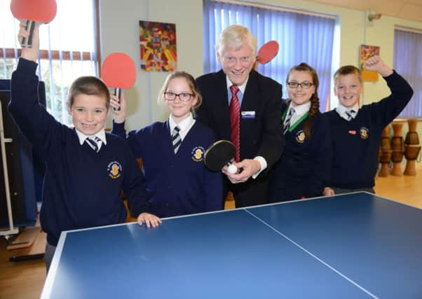 Councillor Dudley Wensley with pupils D14472607a