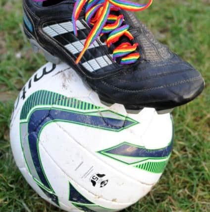 JPCT 140115 S15030106x Collyer's sport students supporting national Kick It Out anti-racism campaign with rainbow laces -photo by Steve Cobb SUS-150114-161001001