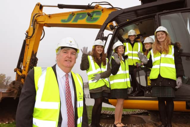 JPCT 271113  Groundbreaking new redevelopment of Millais school. Headteacher Leon Nettley and pupils. Photo by Derek Martin ENGPPP00320131127134336