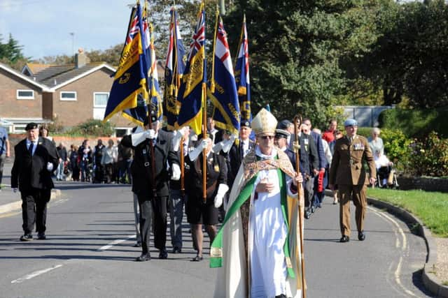 The bishop led people to the memorial KS1500458-2