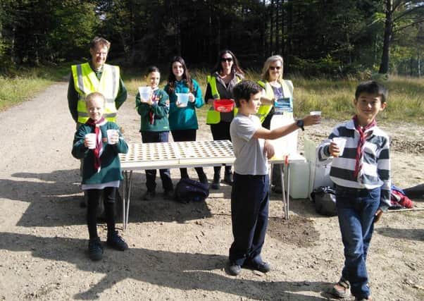 5th 10th Cubs Man Drinks Station at Heron Way 10K Run SUS-151028-115445001