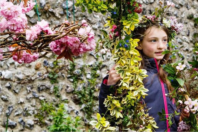 Lewes Garland Day. Photo by Carlotta Luke (www.carlottaluke.com) SUS-160405-120305001