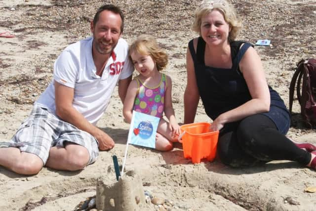 DM16134580a.jpg Littlehampton Sandcastle Competition.Vic and Emma London and daughter Holly 4. Photo by Derek Martin. SUS-161108-174636008