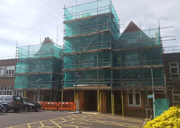 Work to the roof of Mid Sussex District Council's offices SUS-160816-103233001