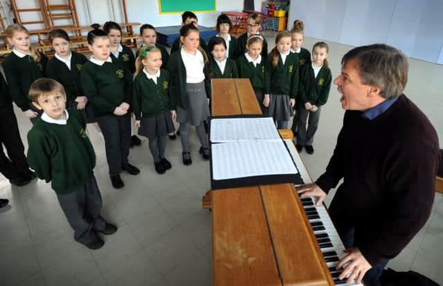 Battle Festival world premiere with Glyndebourne. Howard Moody is pictured with children at Chantry School, Bexhill. SUS-160113-100219001