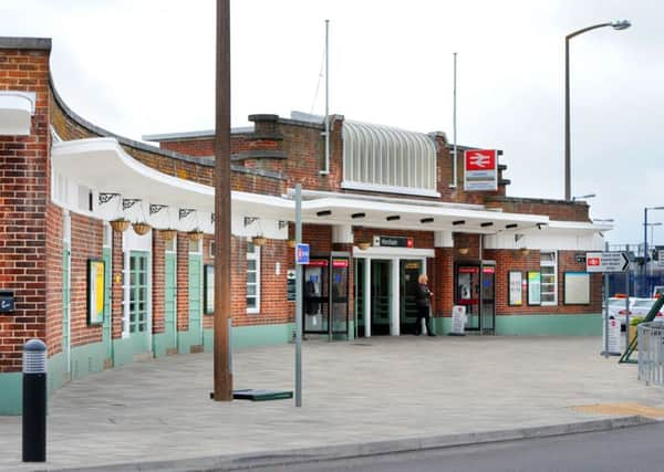 JPCT 160413 S13160639x Horsham, railway, train,  rail station -photo by Steve Cobb ENGSUS00120130416161226