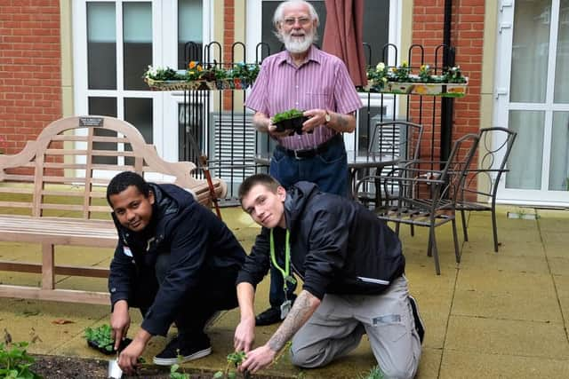 Fred Day with volunteers Joachim Clements and James Starnes. SUS-161122-101221001