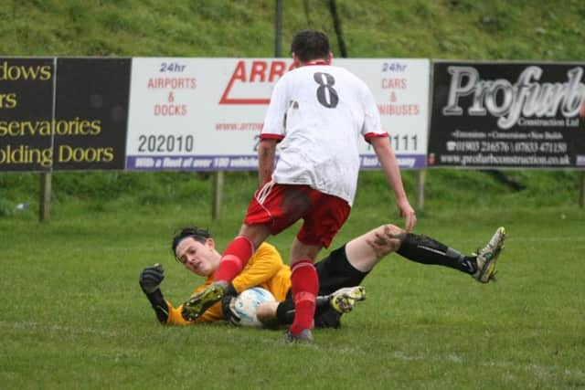 DM16154839.jpg. Football: Worthing United v Broadbridge Heath. Photo by Derek Martin SUS-161119-190504008