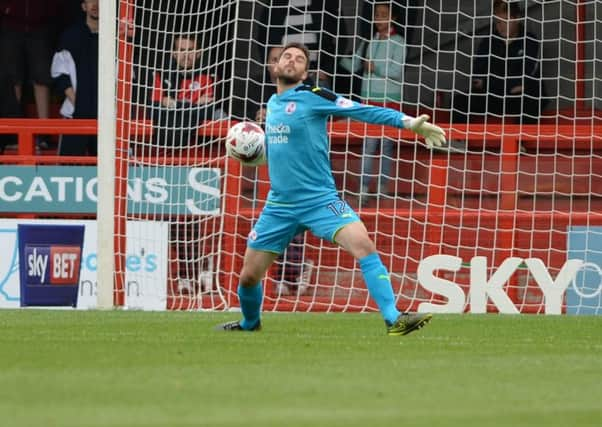 Glenn Morris. Dean Cox. Crawley v Luton. Picture by Phil Westlake SUS-160918-185550001