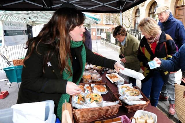 ks170101-3 Mid Pet Market phot kate
A busy market stall in Petworth.ks170101-3 SUS-170227-145149001