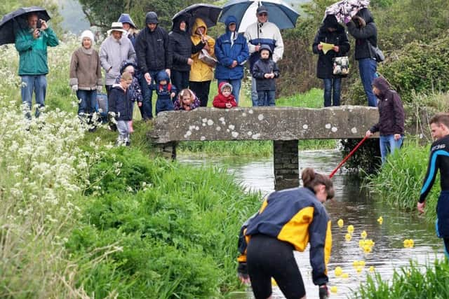 Gina and Paul encourage the leaders down the river DM17421784a