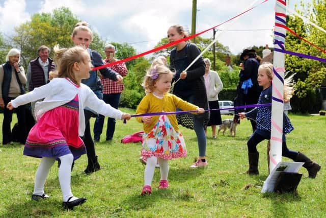 ks170865-4 Mid Heyshott Maypole   phot  kate
Maypole dancing.ks170865-4 SUS-170105-213633008